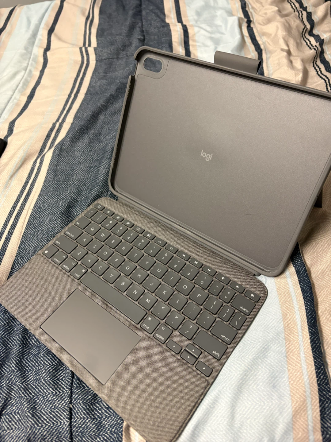 Logitech Folio Touch Keyboard Case for iPad 10th Gen - photo 2