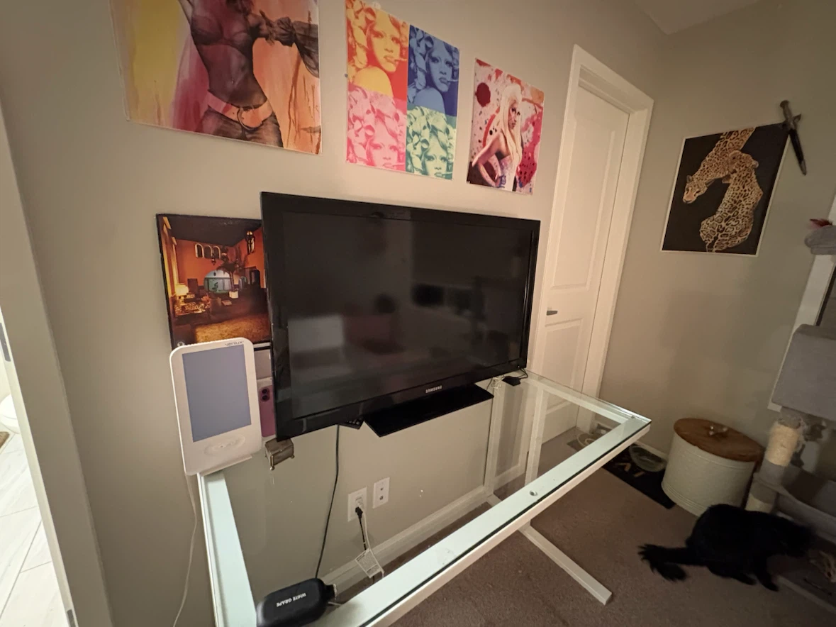 Samsung 40” TV – Great Condition + Remote Included