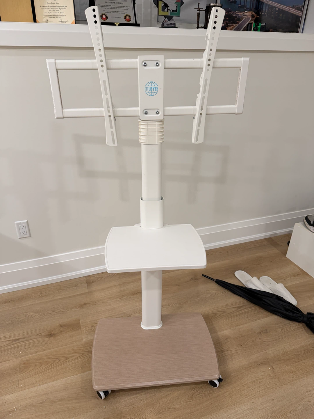 FITEYES Rolling TV Stand