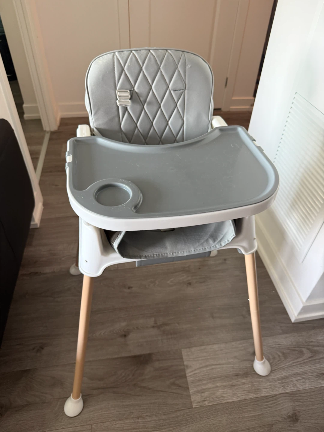 FREE Baby High Chair (Wooden Legs) – Needs Minor Fix / Repair - photo 3
