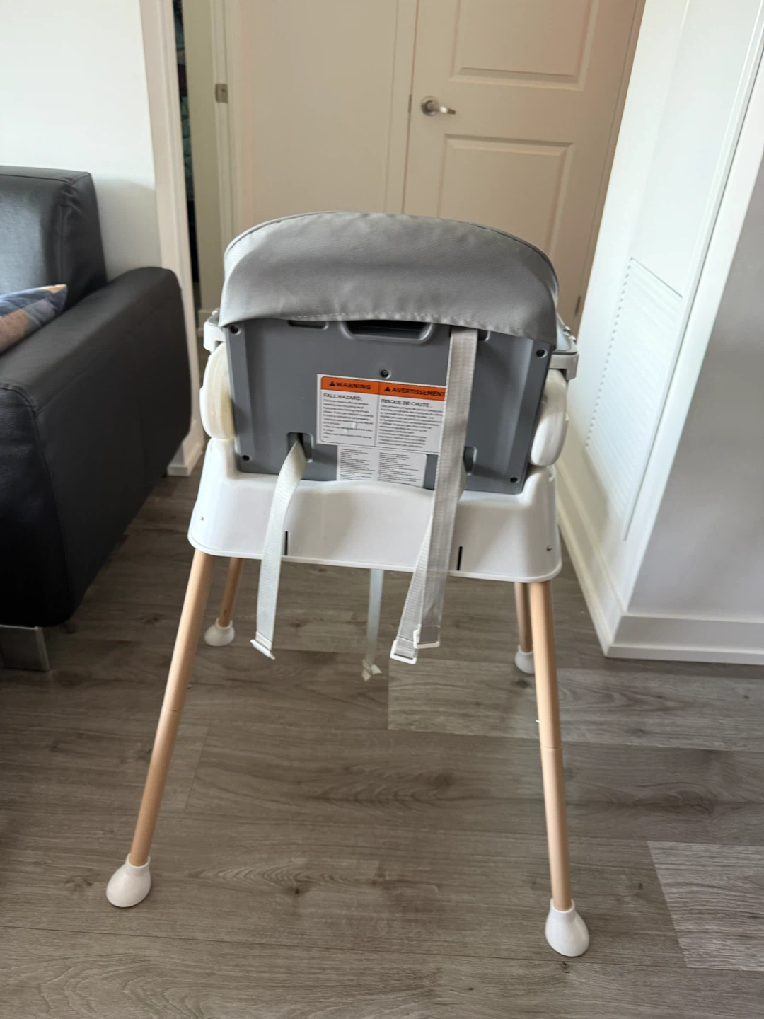 FREE Baby High Chair (Wooden Legs) – Needs Minor Fix / Repair - photo 4