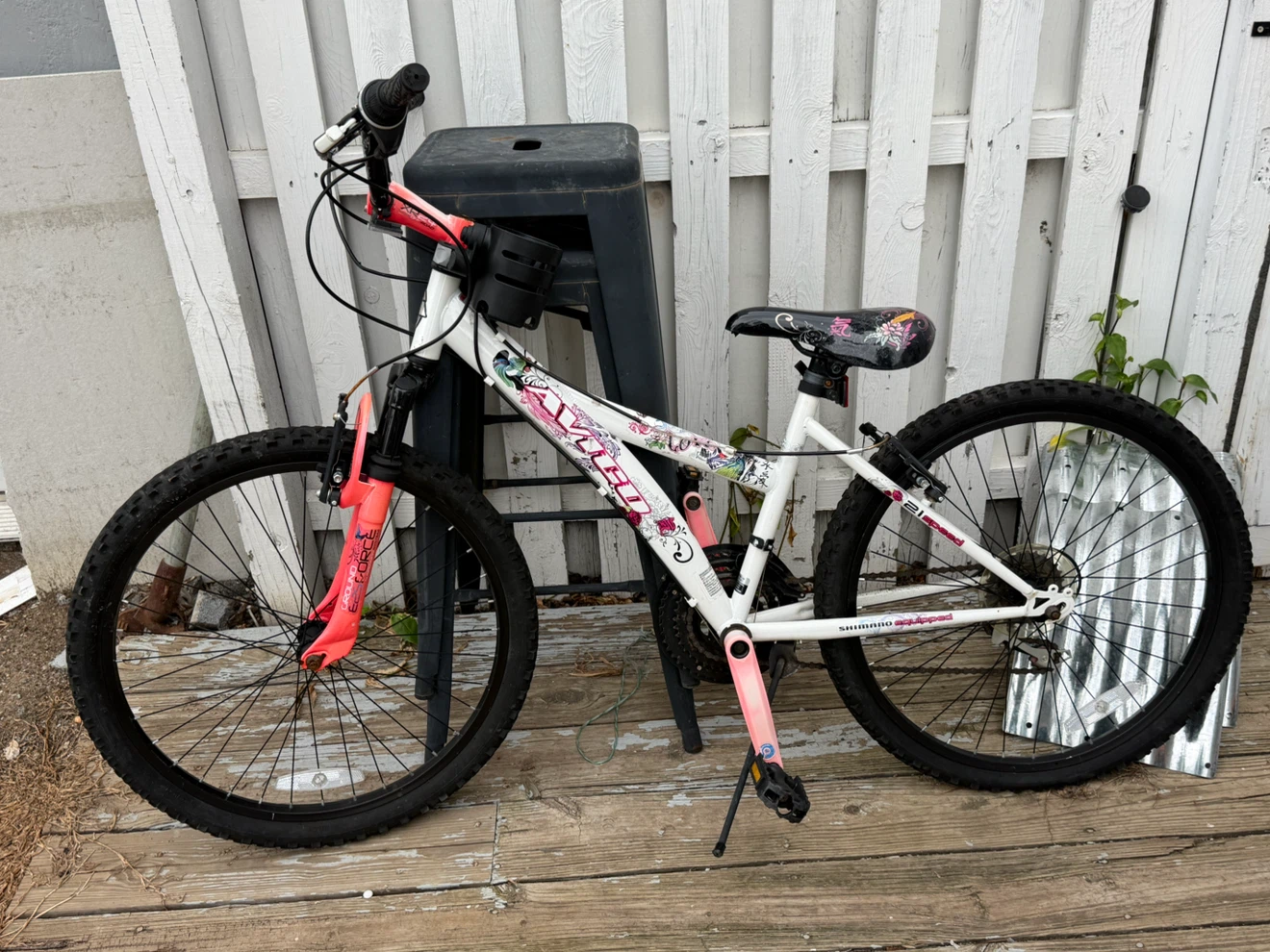 White and Pink Kids Mountaint Avigo Bike