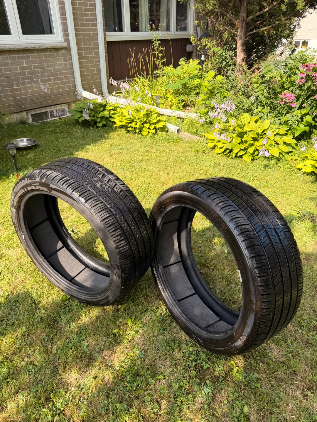 2 x 255/40R21 Tires - photo 2