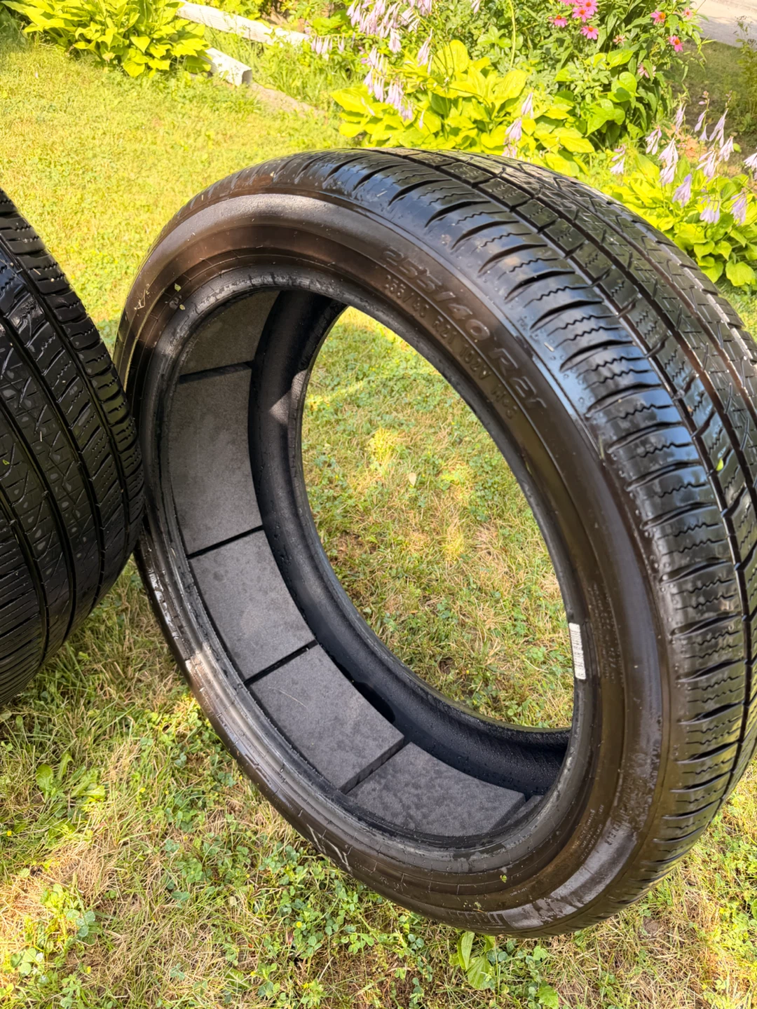 2 x 255/40R21 Tires - photo 5