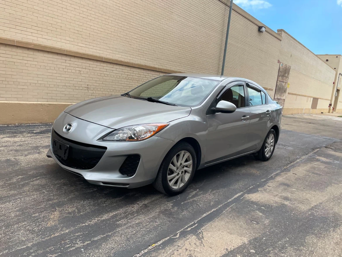 2013 Mazda 3 Sedan con 127 mil millas - photo 2