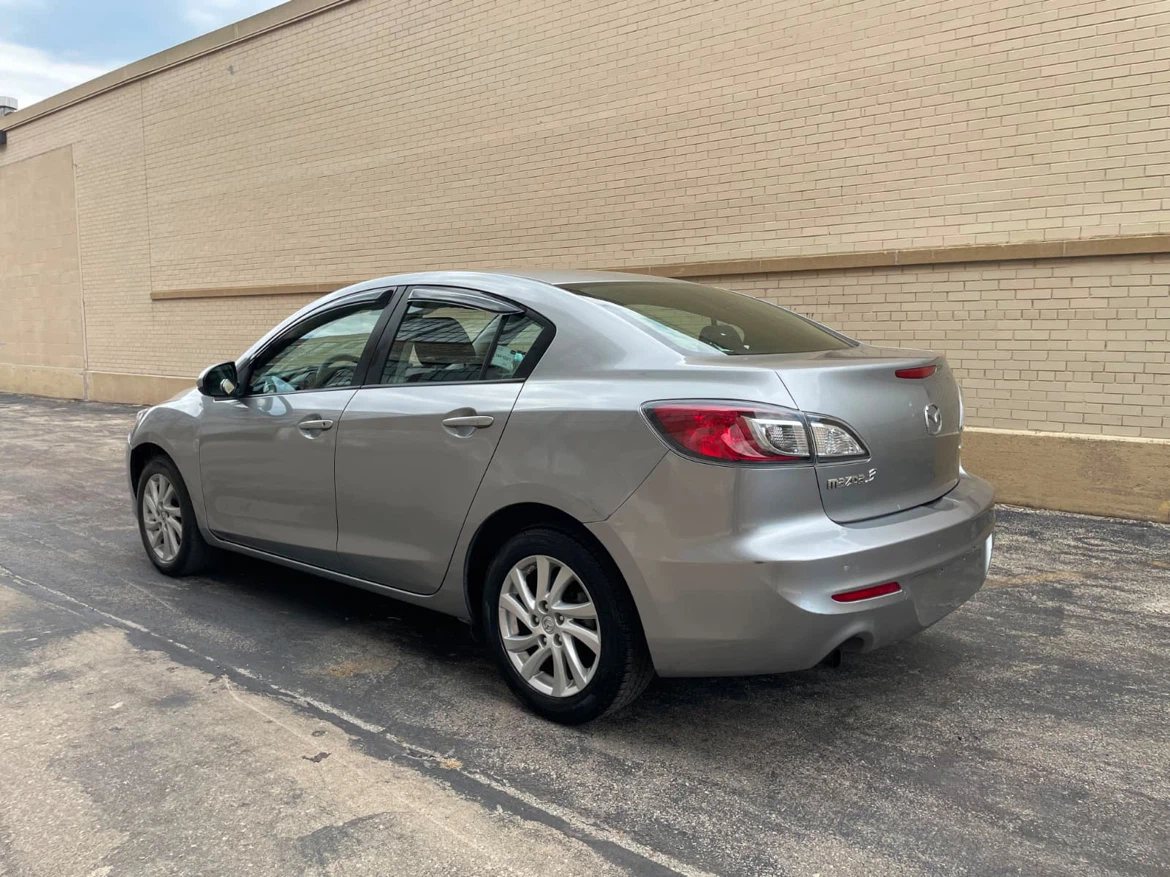 2013 Mazda 3 Sedan con 127 mil millas - photo 4