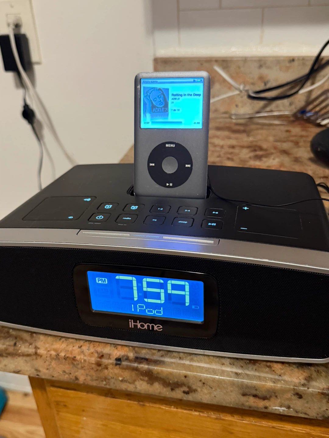 iHome iPod Docking Clock Radio - photo 4