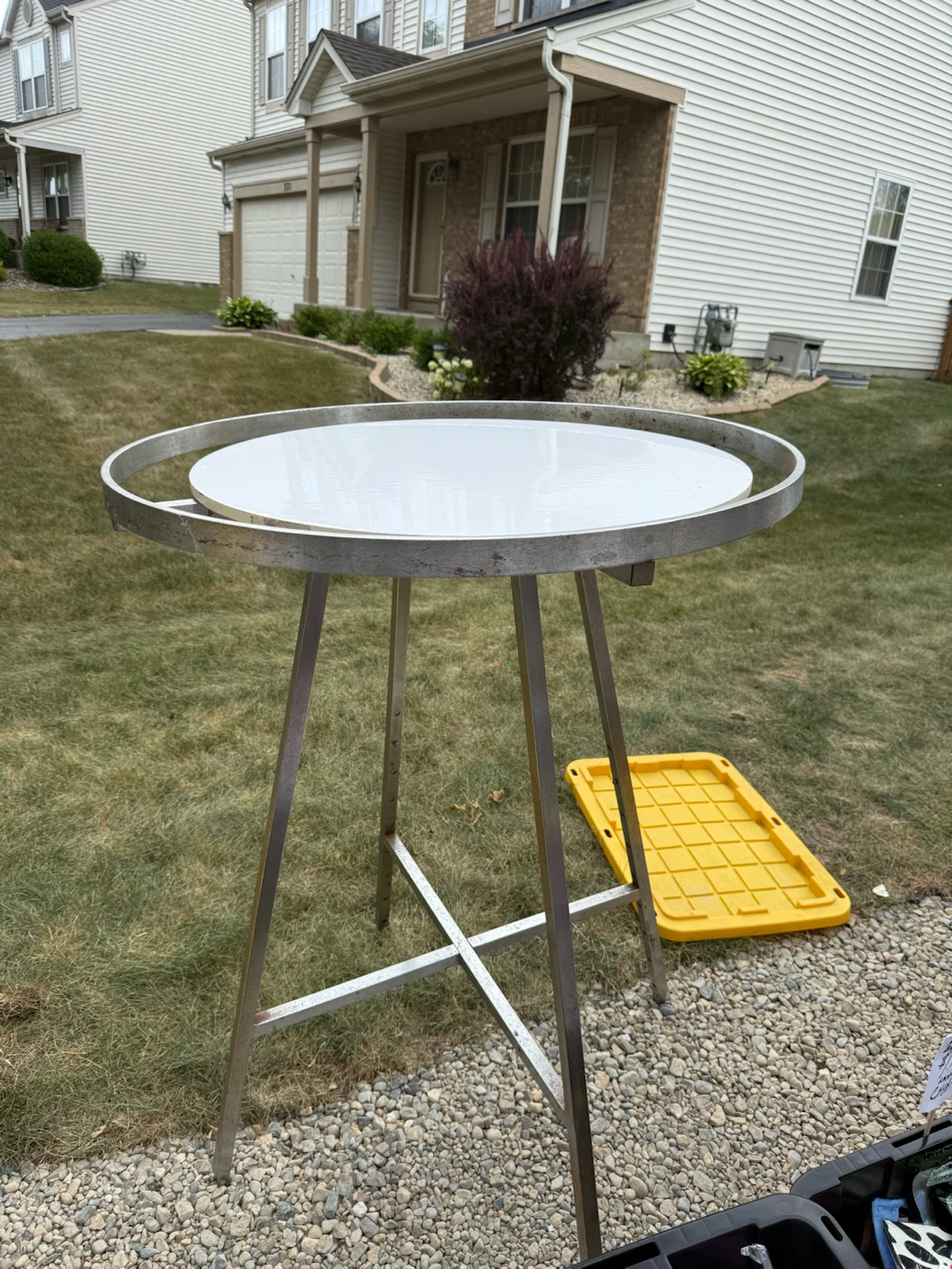 White Round Top clothes rack