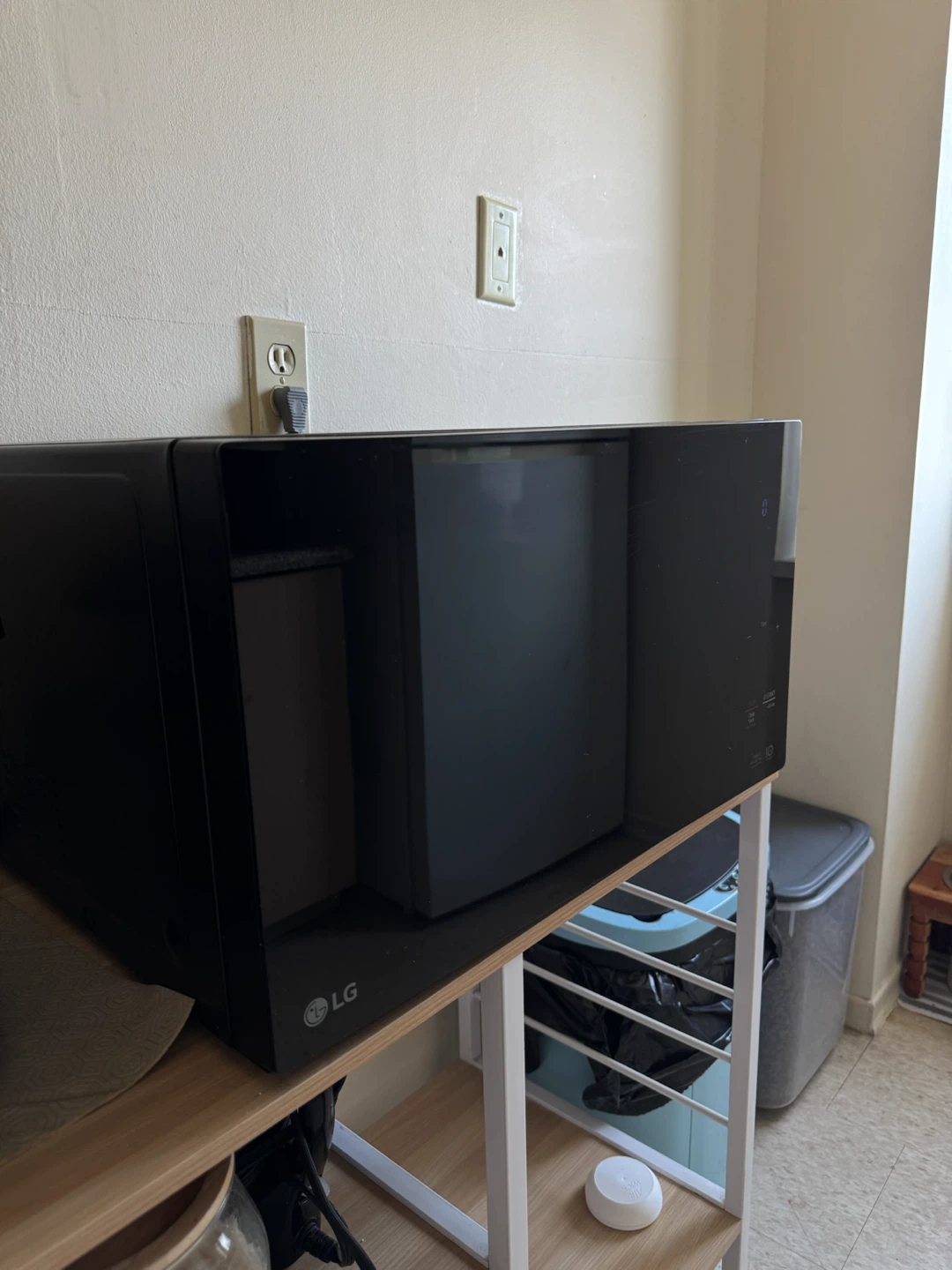In great Condition- LG NeoChef Countertop Microwave - photo 3