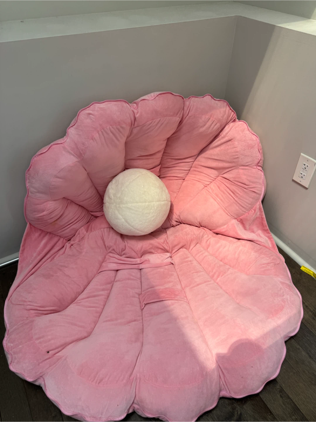 Pink Shell Shaped Lounger with Pearl Pillow