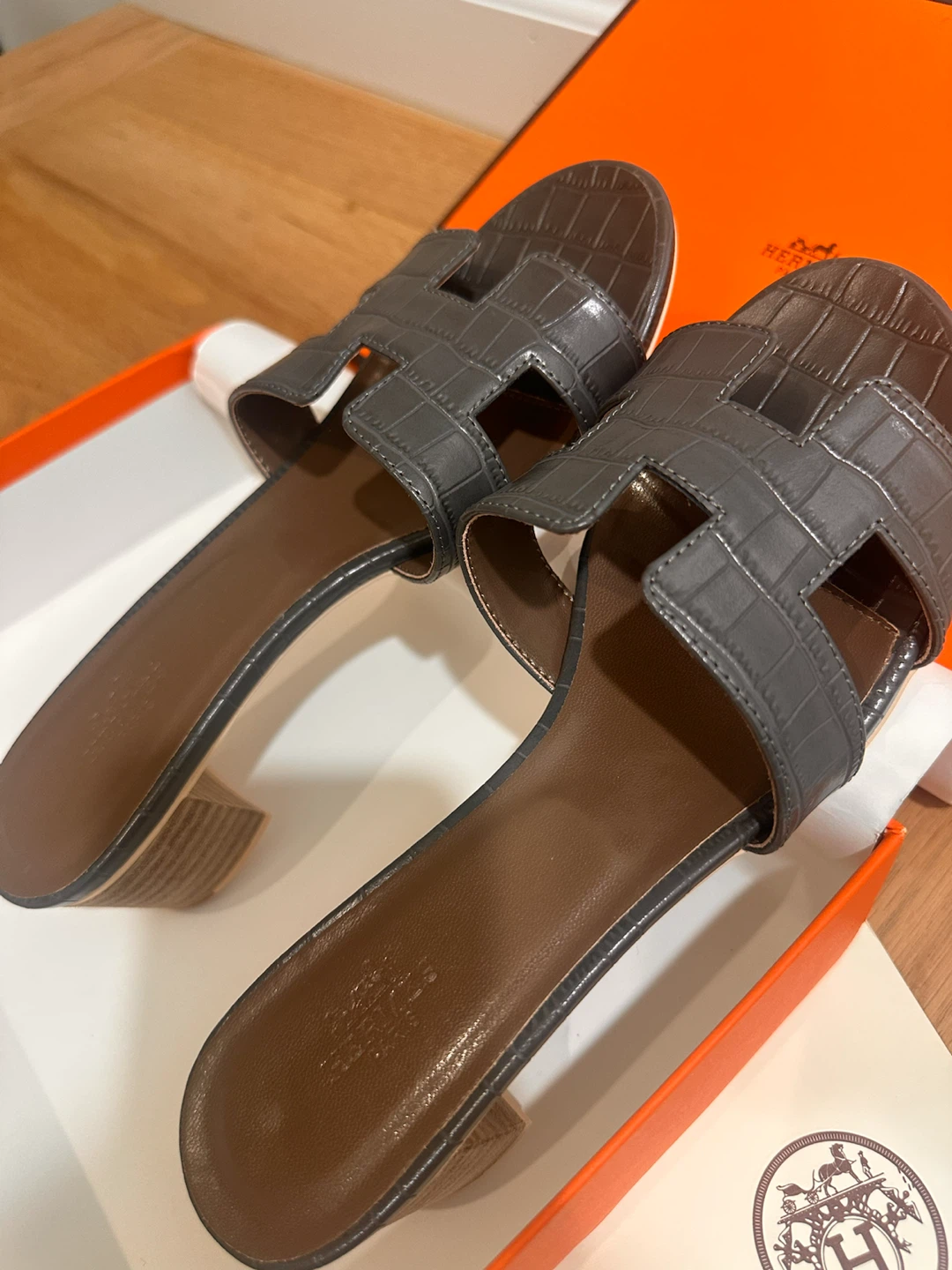 Hermès Grey Croc Embossed Leather 'H' Slides Sandals Size 39 - photo 2