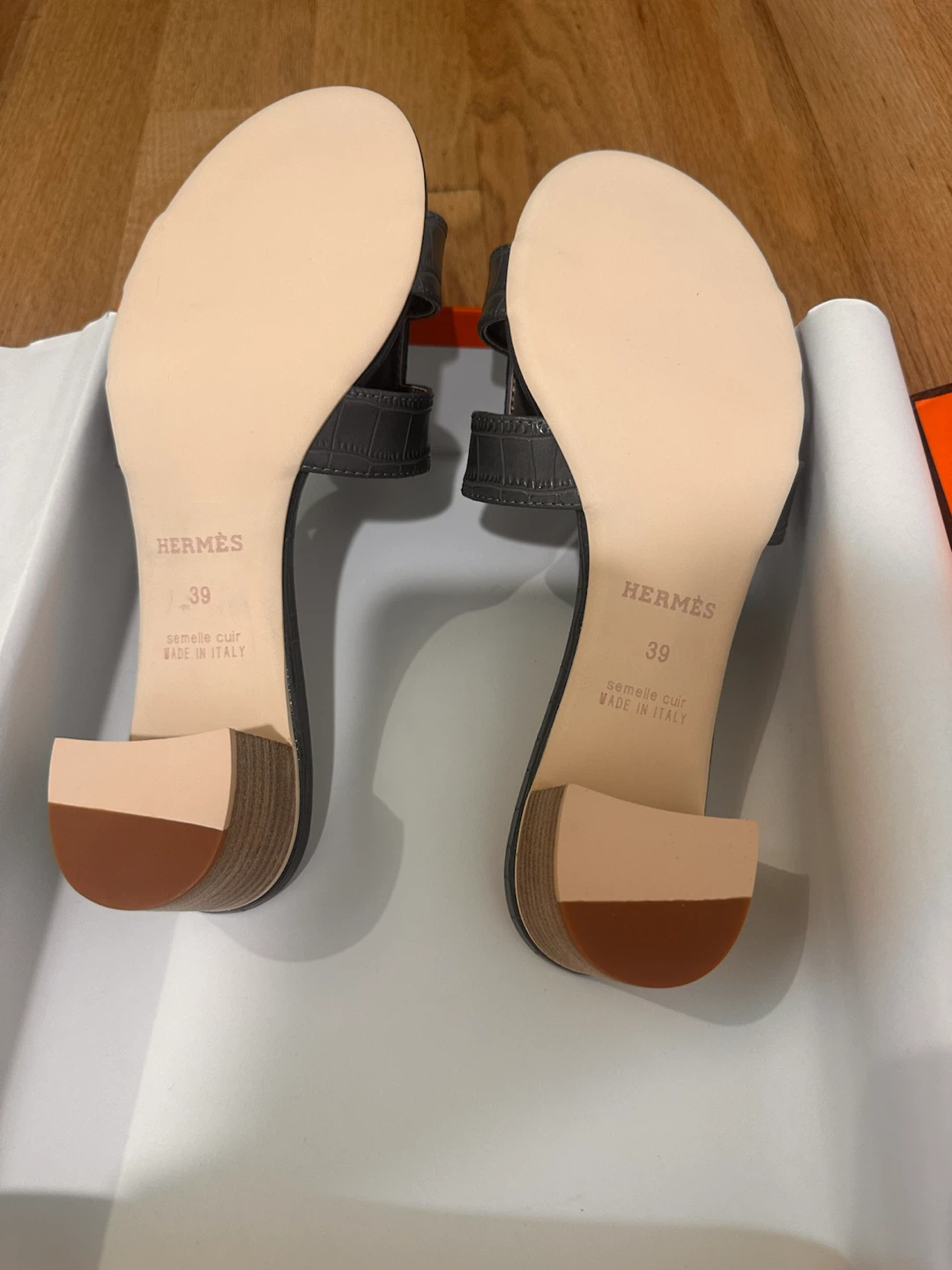 Hermès Grey Croc Embossed Leather 'H' Slides Sandals Size 39 - photo 3