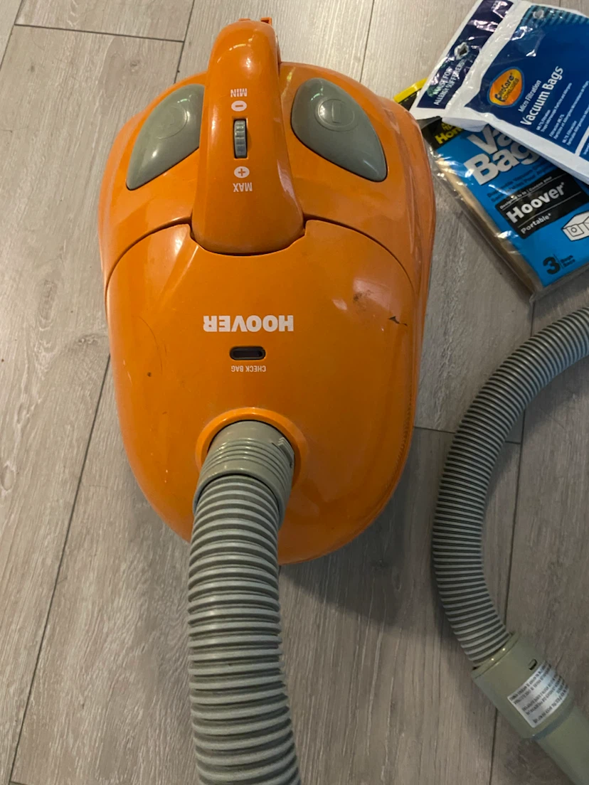 Hoover Upright Vacuum + 3 Extra R30 Bags – Works Great