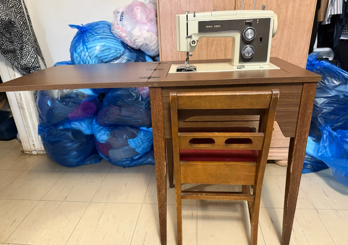 Vintage 1971 Sears Kenmore Sewing Machine w/ Cabinet & Chair - photo 2