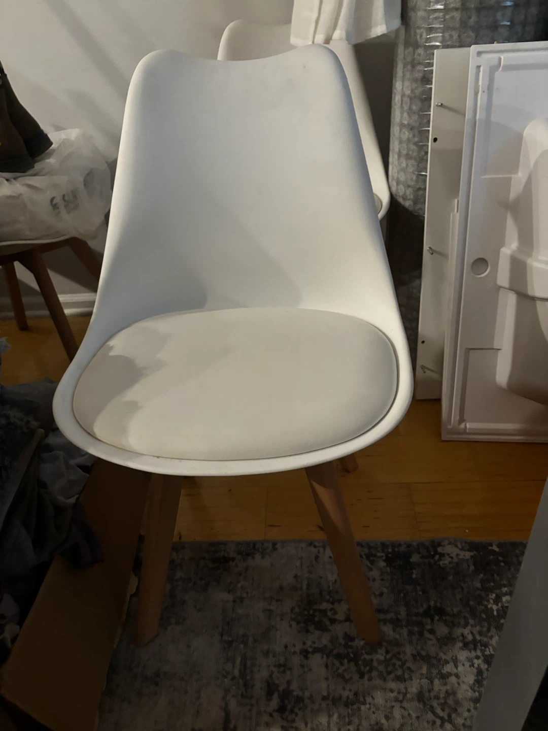 Set of 4 White Dining Chairs with Wooden Legs - photo 2