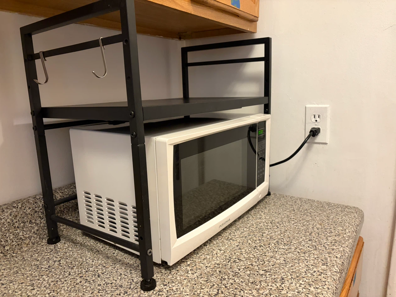 Insignia 700w Microwave + Overtop Storage Organizer - photo 3