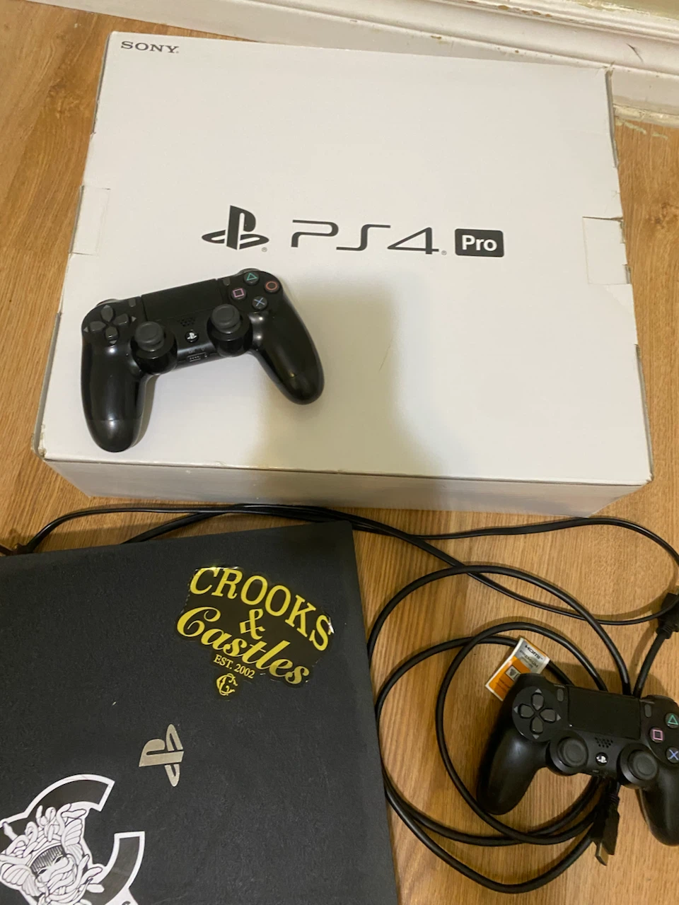 PS4 pro 1 TB with controllers - photo 2