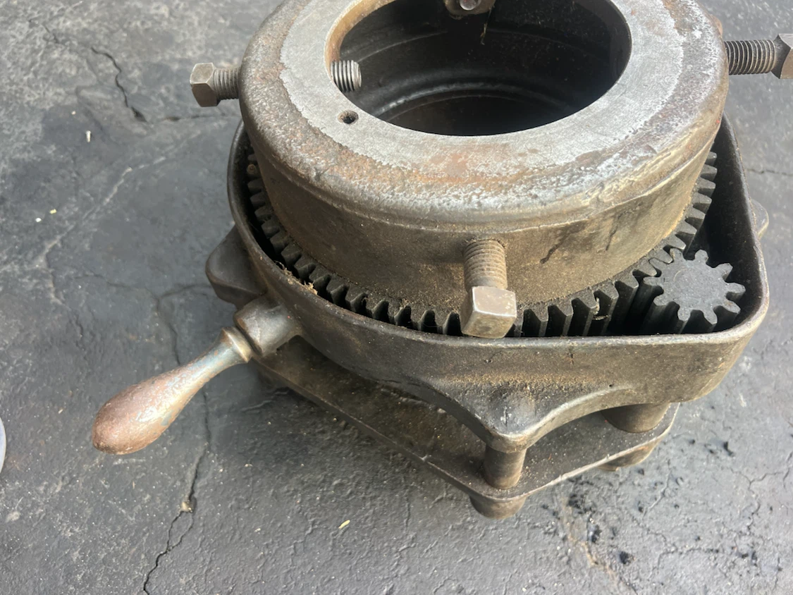 Vintage Pipe Threading Machine Tool - photo 3