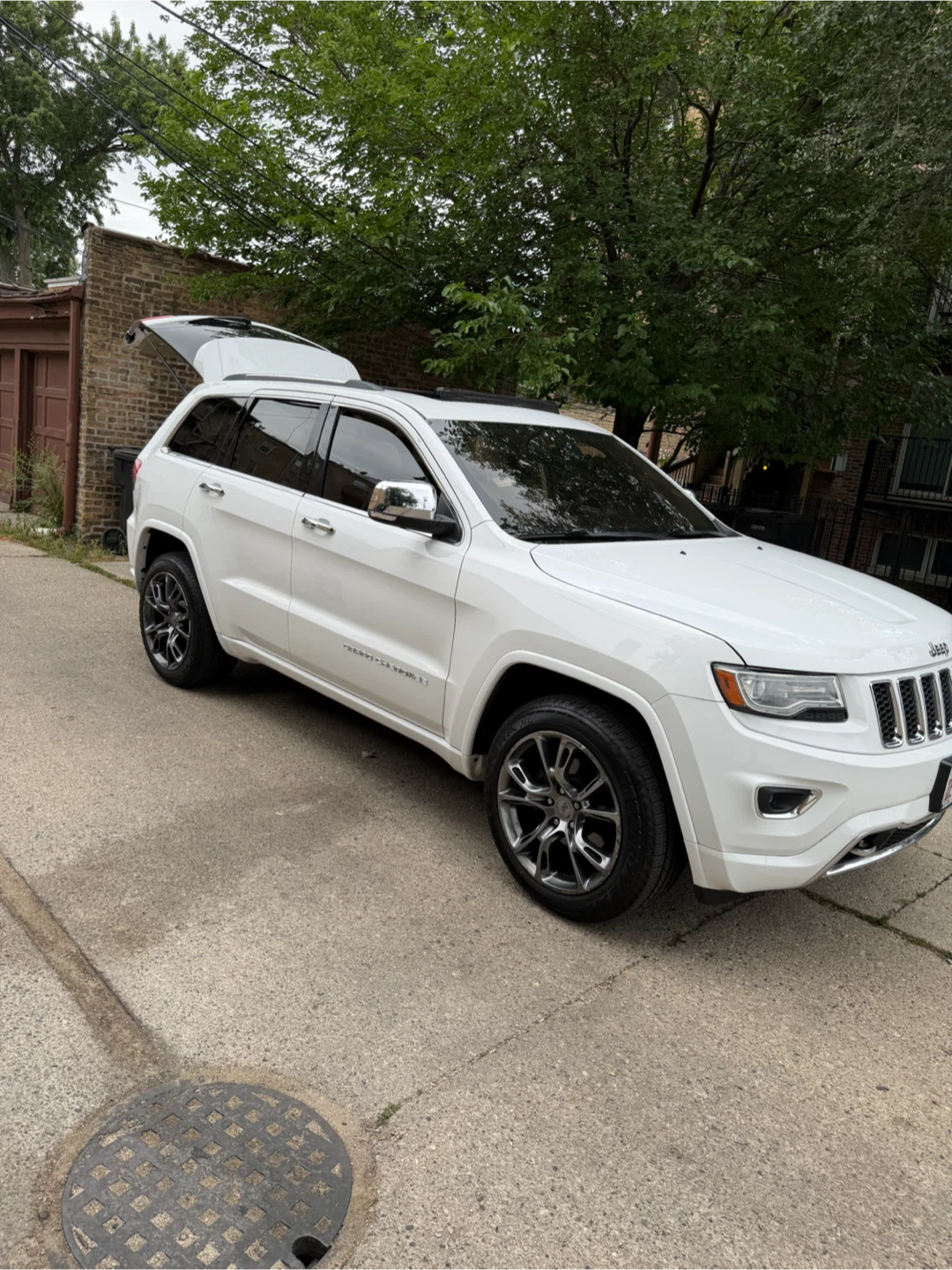 White Jeep Grand Cherokee