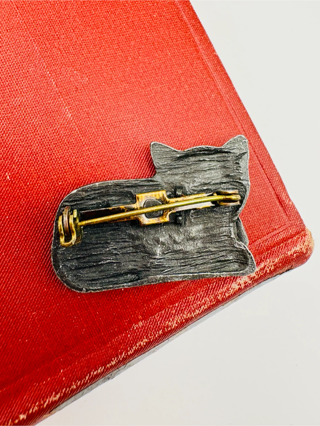 Pewter Cat Brooch with Bow Tie - photo 2