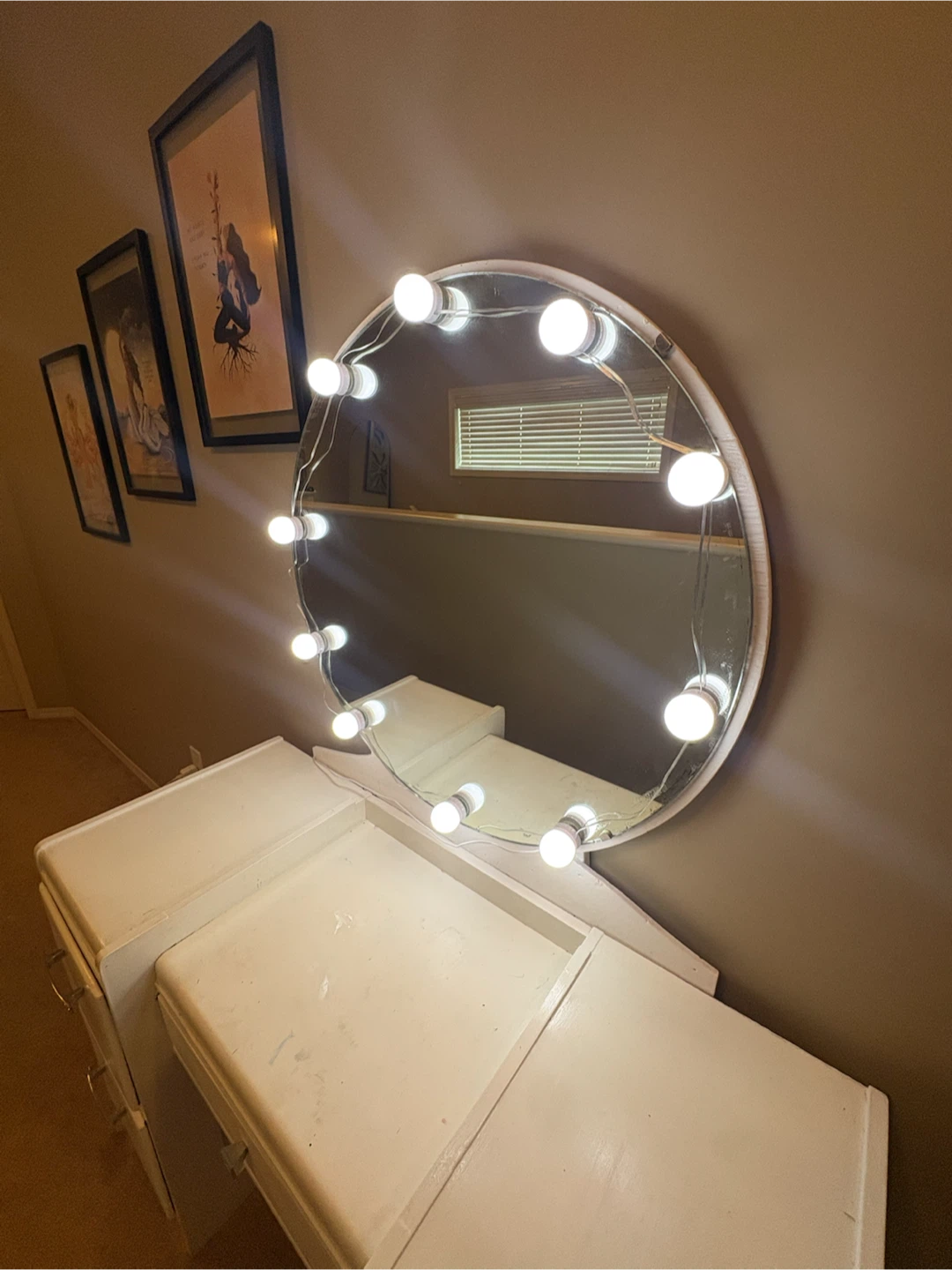✨ White Vanity with Lighted Mirror – $100 ✨