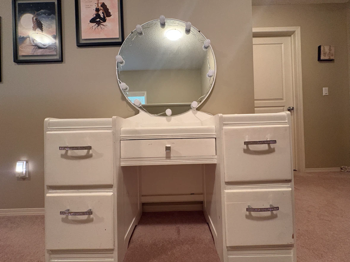 ✨ White Vanity with Lighted Mirror – $100 ✨ - photo 2