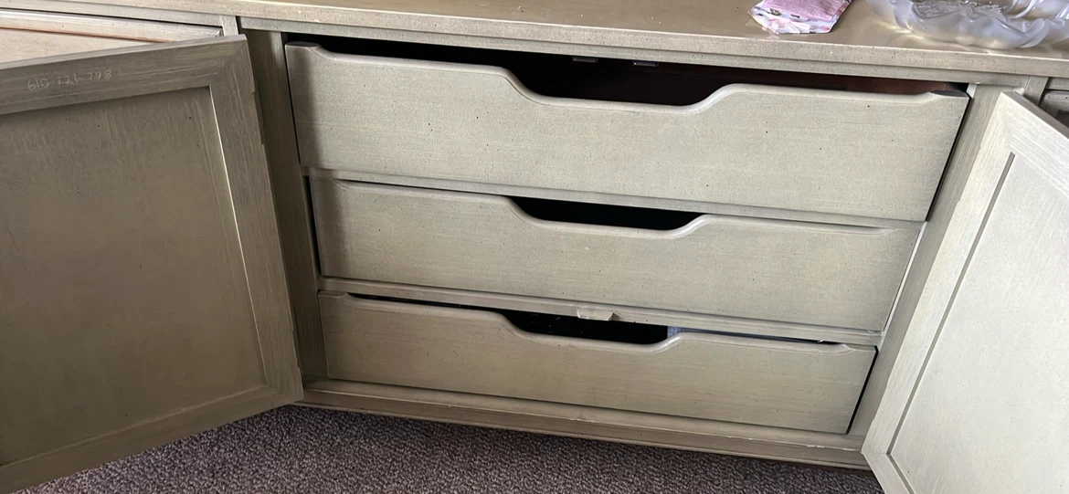 Vintage Dresser with ornate details - photo 2