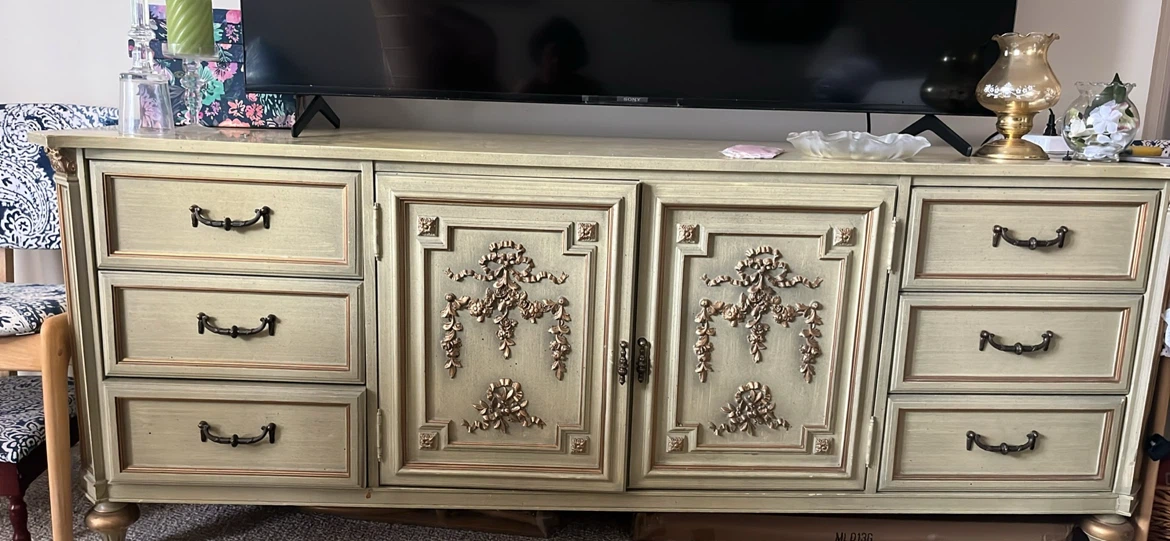 Vintage Dresser with ornate details - photo 3