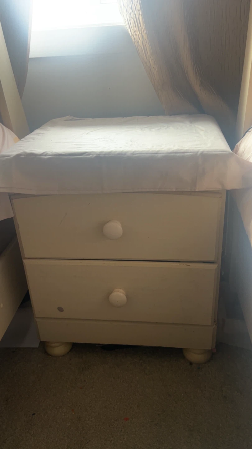 Cream coloured five piece set bedroom layout