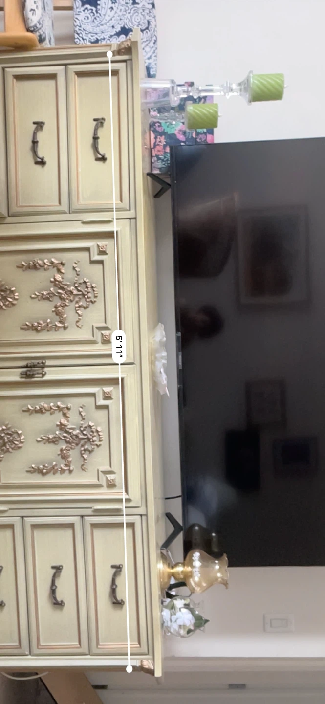 Vintage Dresser with ornate details - photo 4