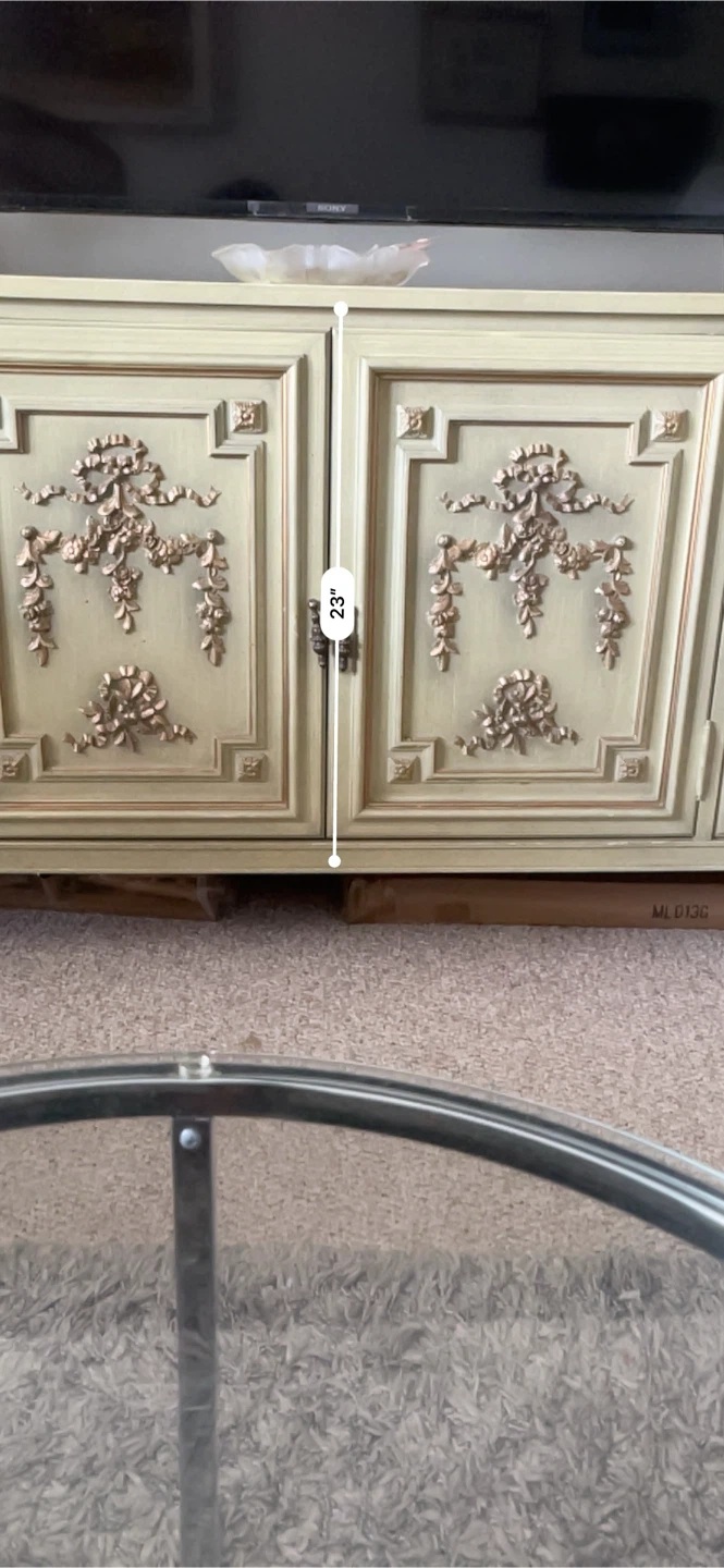 Vintage Dresser with ornate details - photo 5