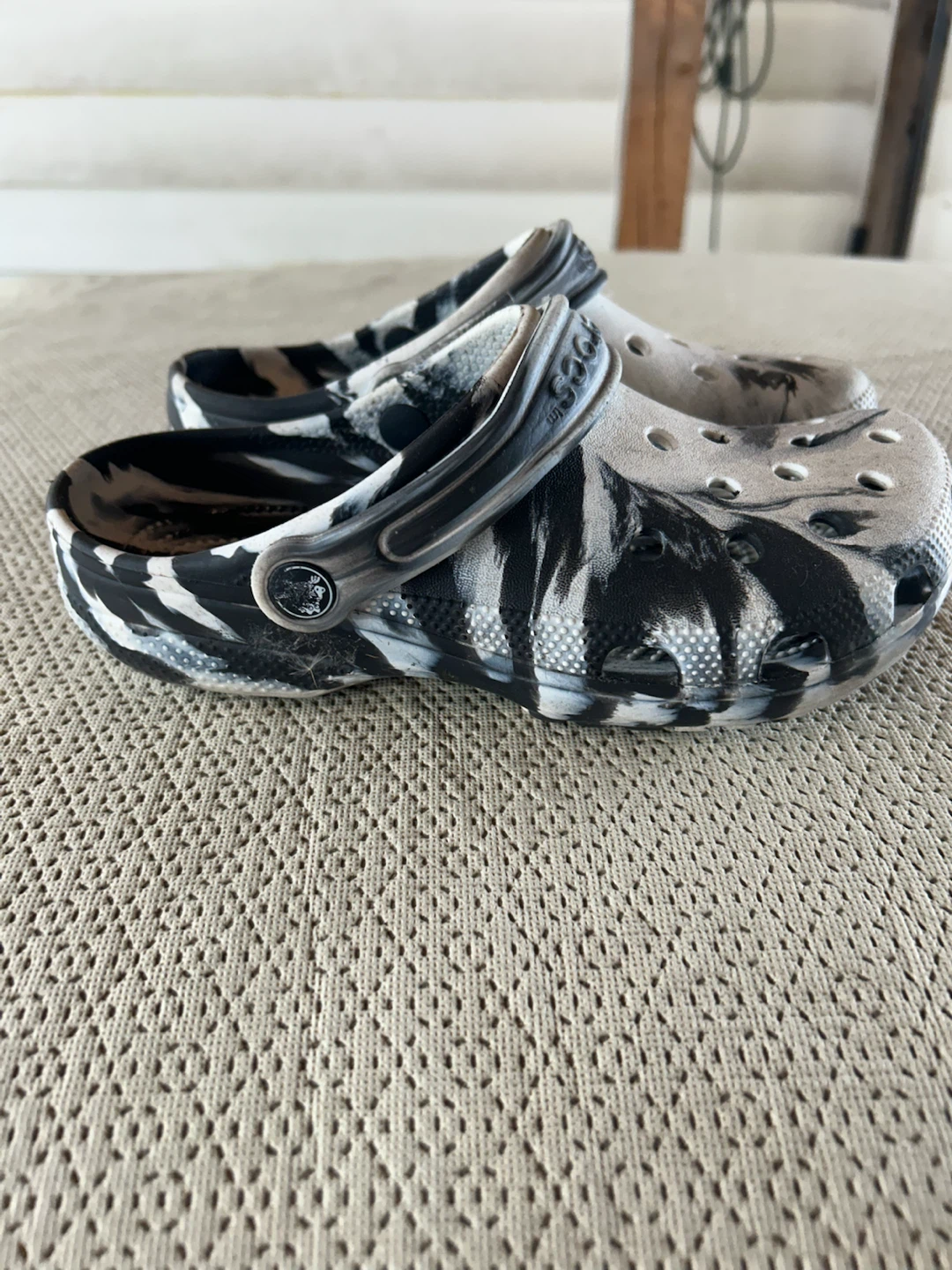 Crocs Marbled Clogs Size 5 - photo 2