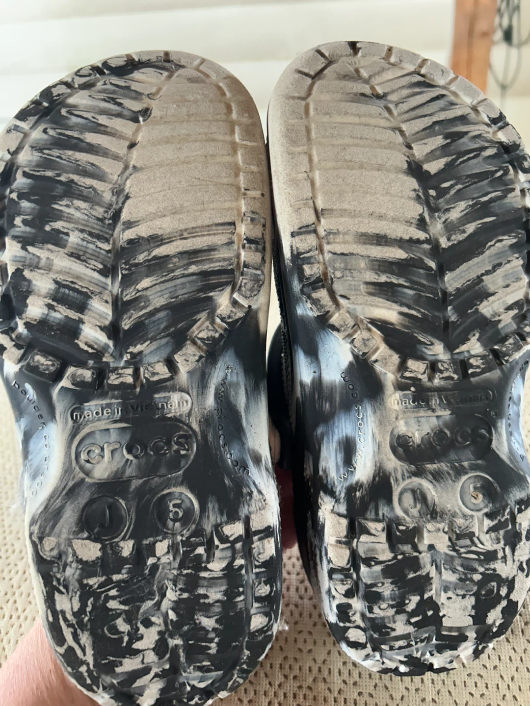 Crocs Marbled Clogs Size 5 - photo 3