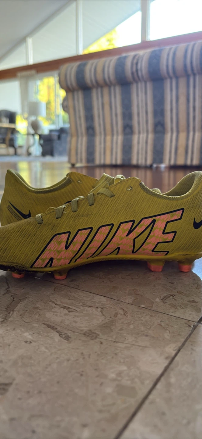 Nike Mercurial Vapor 15 Size 4