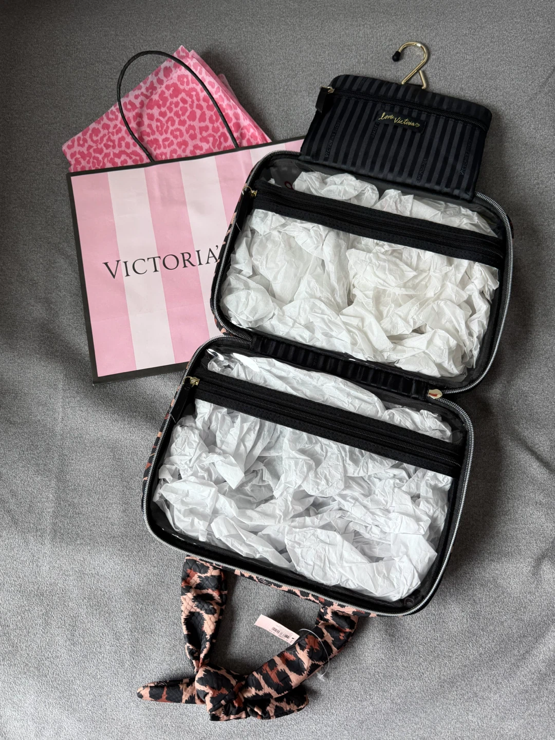 NEW Victoria's Secret Leopard Travel Toiletry Cosmetic Bag - photo 2
