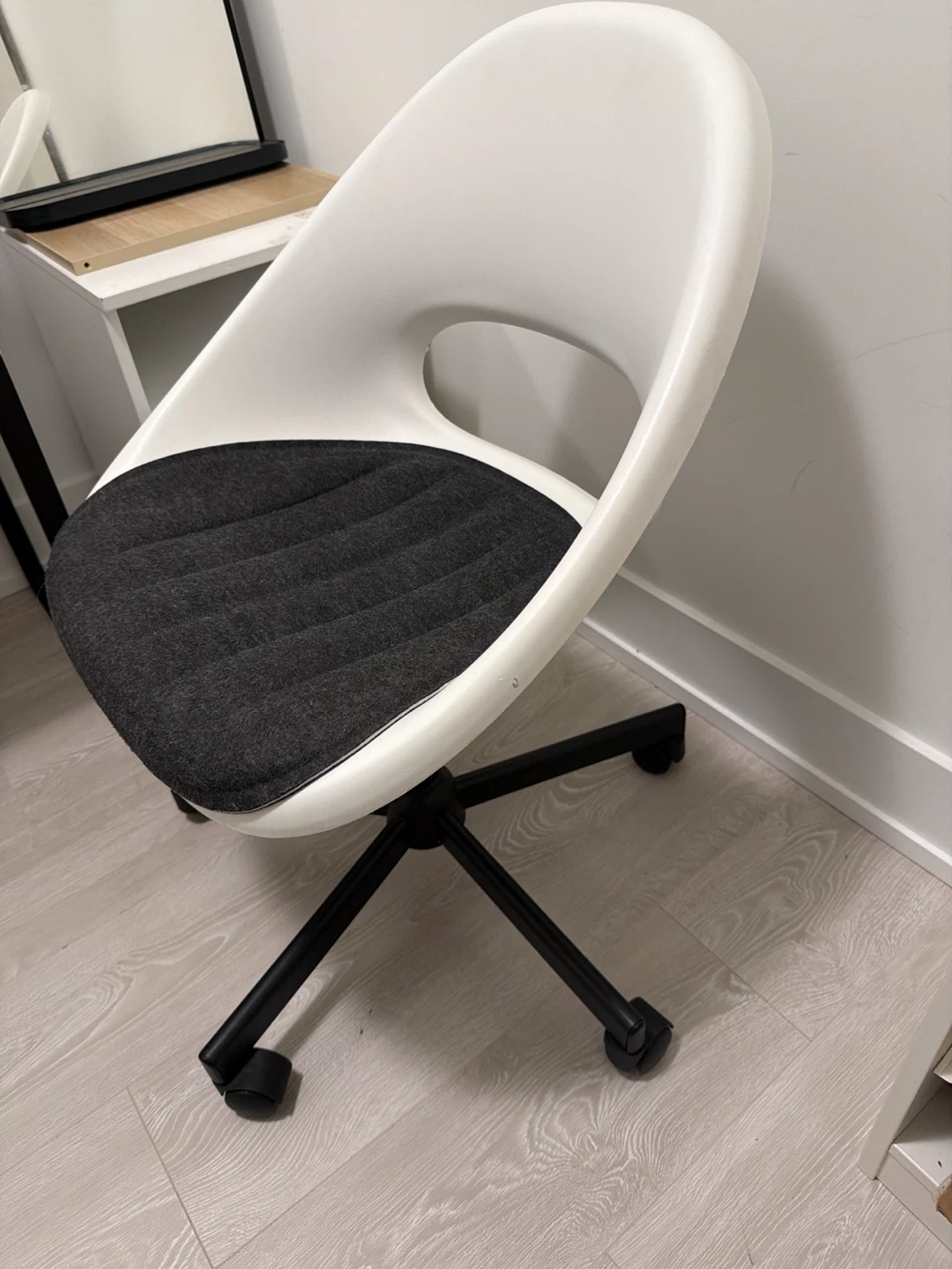 White and Black Office Chair - photo 2