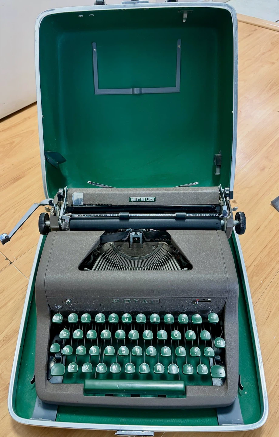 Royal Quiet De Luxe Typewriter with Case - photo 2