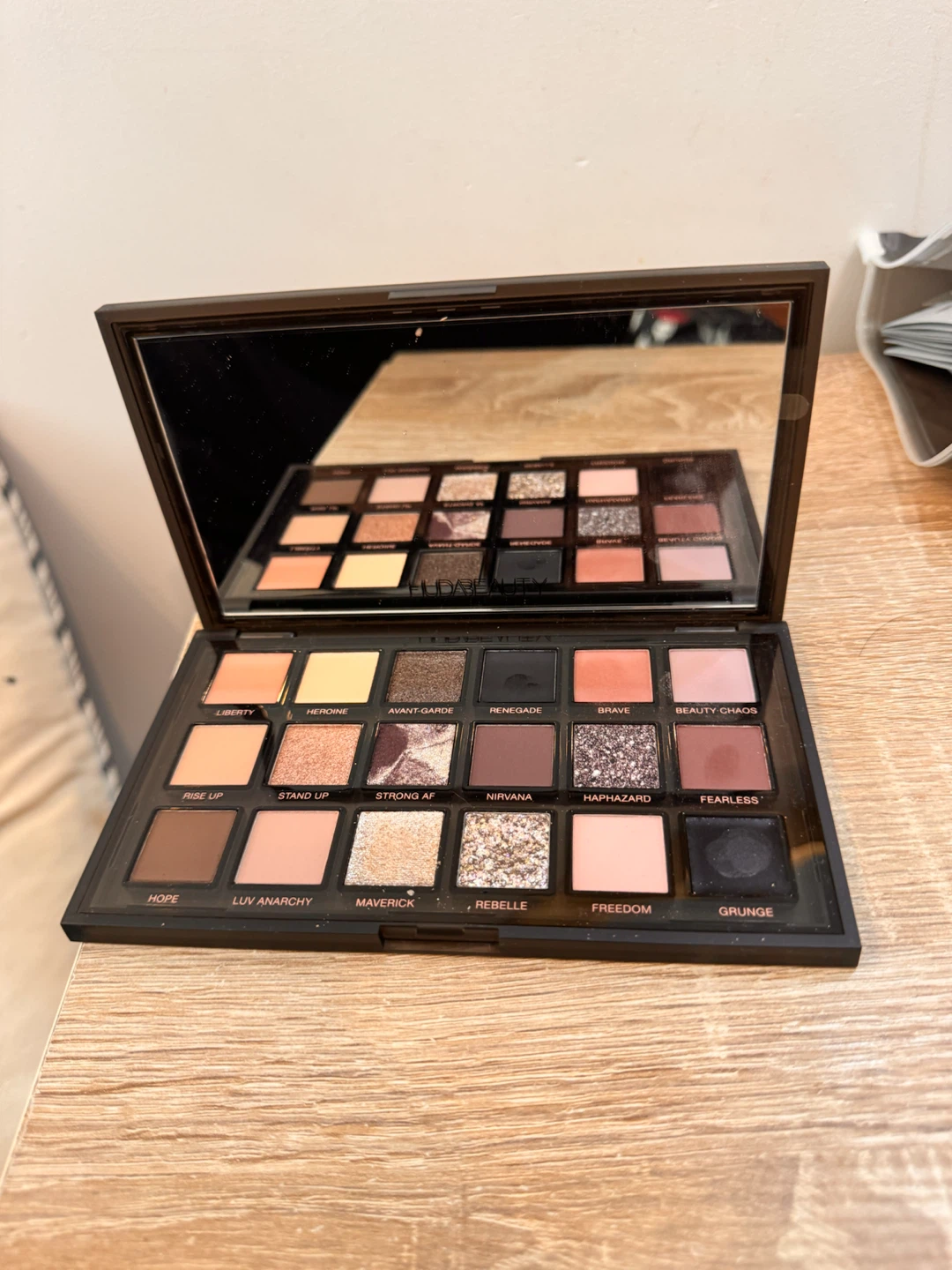 HUDA BEAUTY Pretty Grunge Eyeshadow Palette