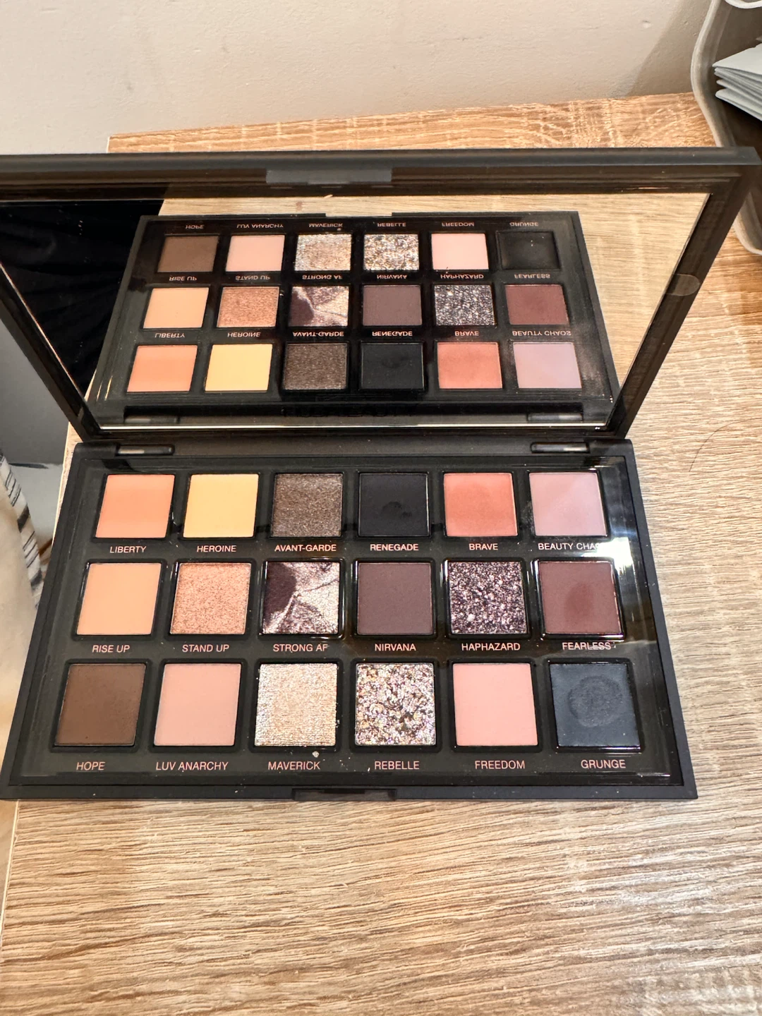 HUDA BEAUTY Pretty Grunge Eyeshadow Palette - photo 4