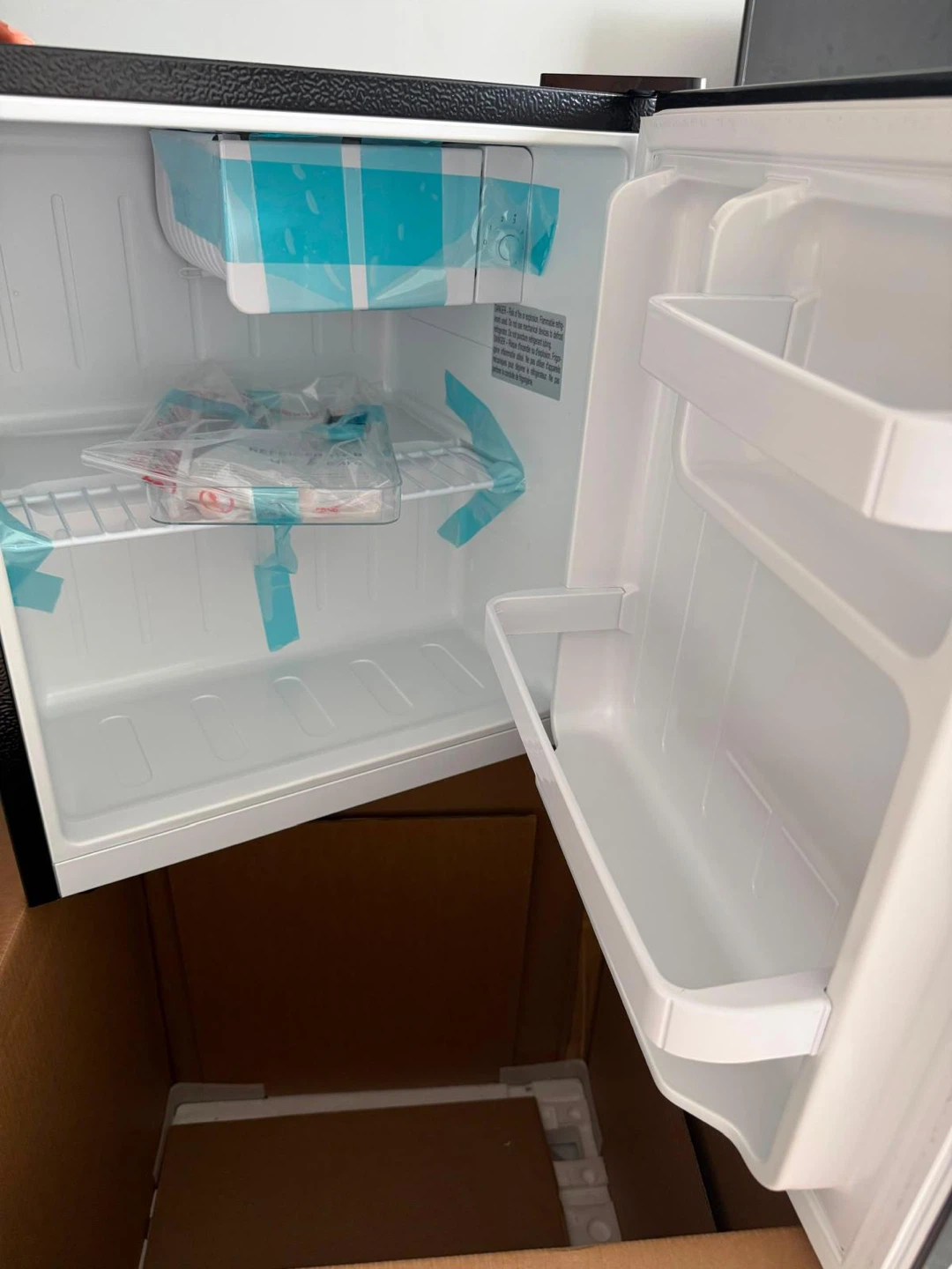 Frigidaire Mini Fridge - photo 4