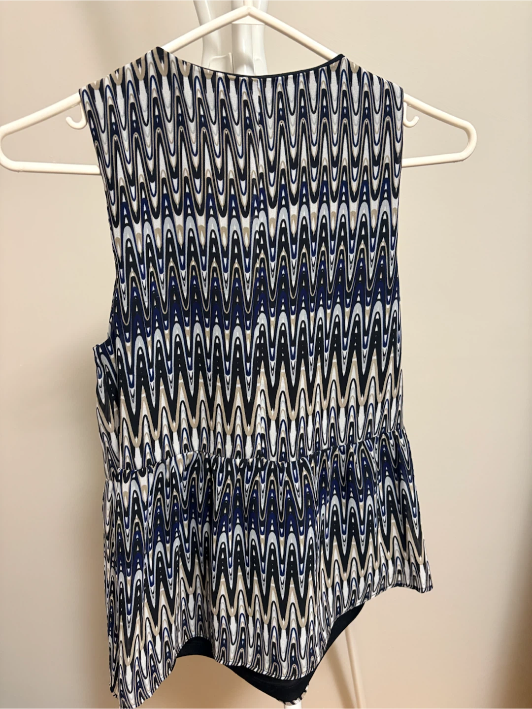 Kensie Sleeveless V-Neck Blouse - Size XS - photo 2