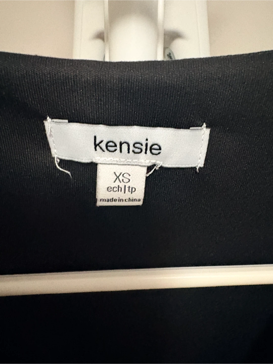Kensie Sleeveless V-Neck Blouse - Size XS - photo 3