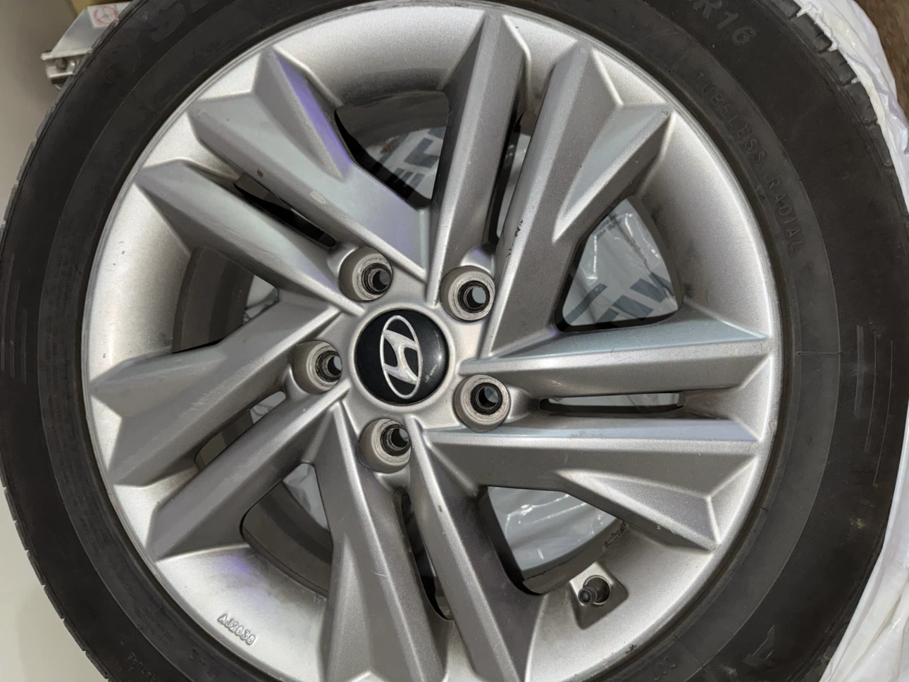 2020 Hyundai Elantra OEM Alloy Rims & Tires - photo 2