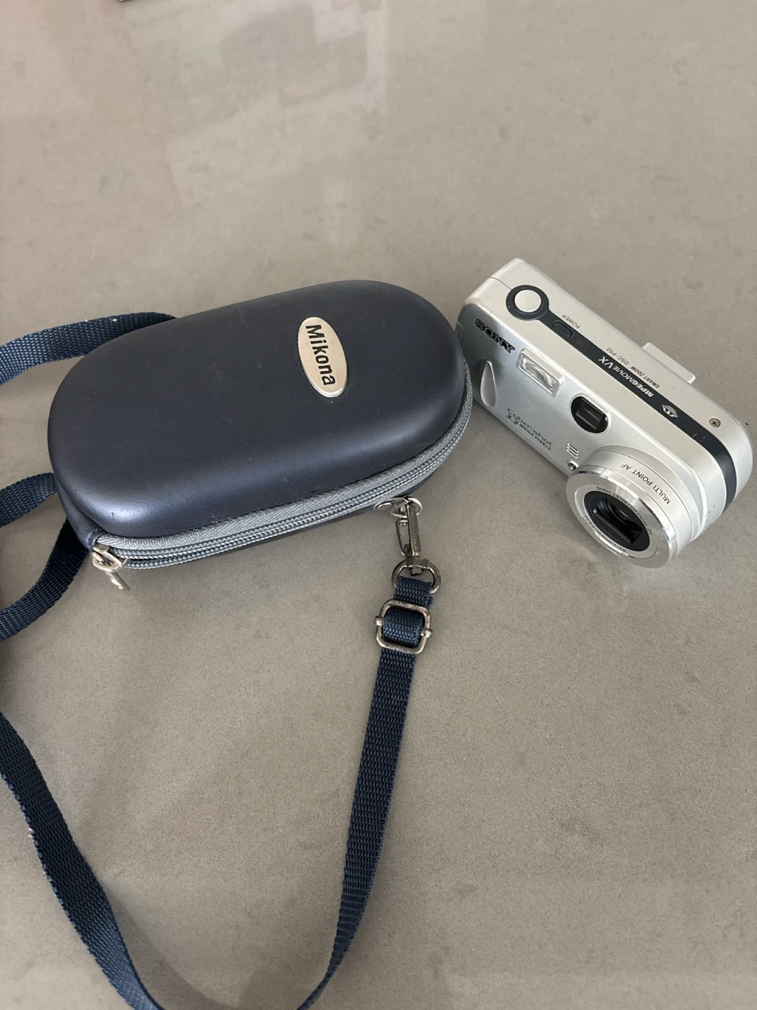 Sony Cyber-shot Digital Camera with Case - photo 2