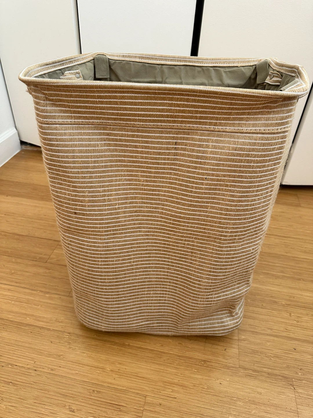 Laundry bag with wheels