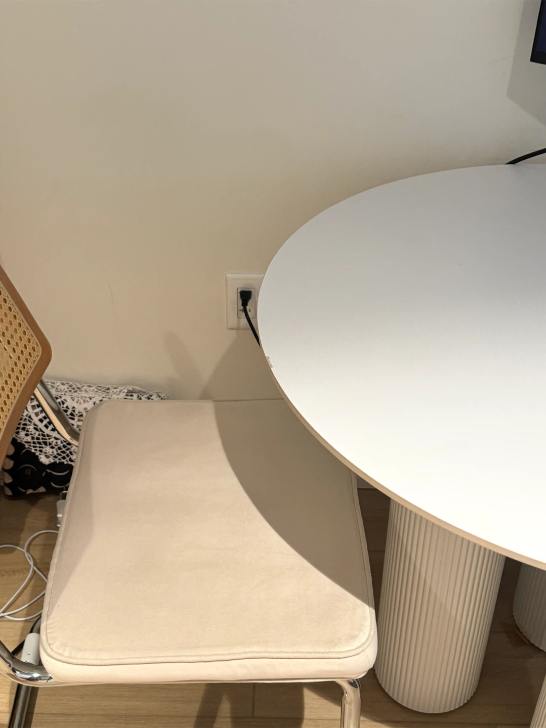 Contemporary Round Dining Table - photo 4