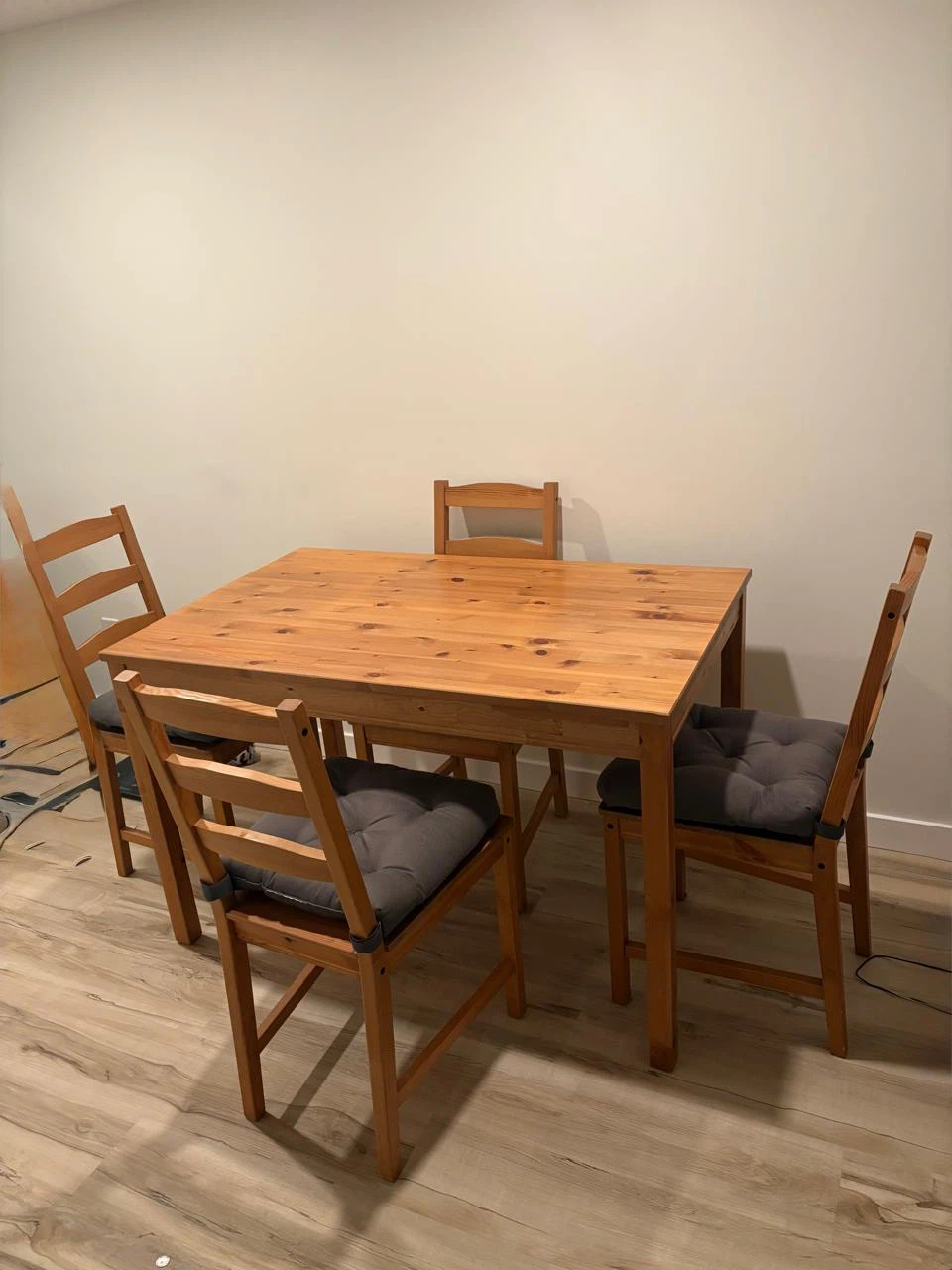 Dining Table with 4 Matching Chairs – Excellent Condition