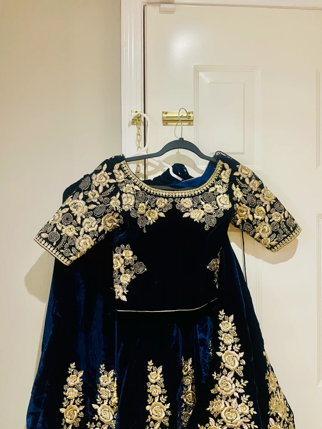 Indian velvet heavy lehnga - photo 2