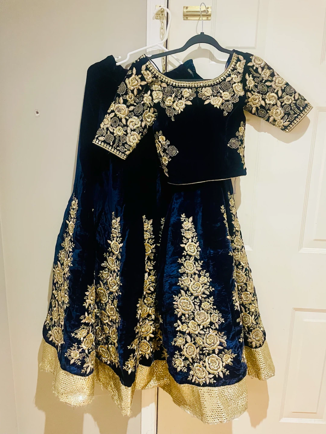 Indian velvet heavy lehnga - photo 3