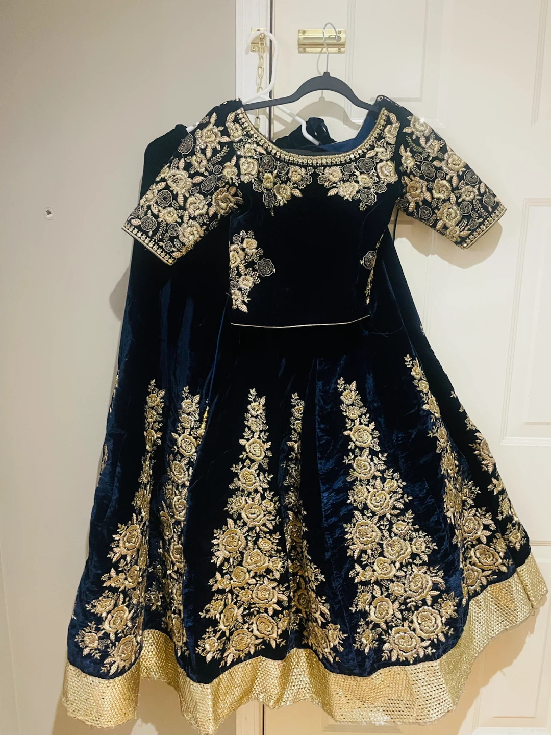 Indian velvet heavy lehnga - photo 4